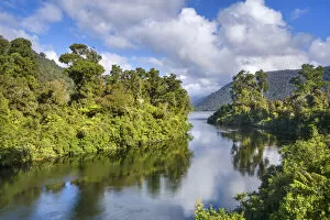 Images Dated 22nd October 2021: New Zealand, South Island, Westland National Park, Moeraki River