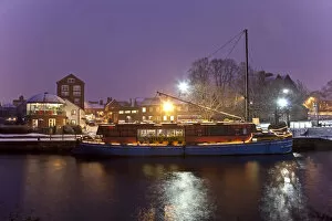Images Dated 10th June 2011: Newark, UK. The Barge pub sits on the river trent in winter
