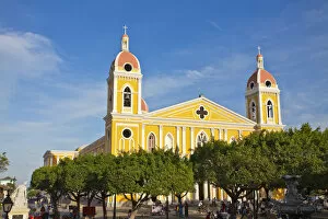 Images Dated 10th June 2009: Nicaragua, Granada, Park Colon, Park Central, Cathedral de Granada