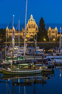 Images Dated 17th August 2016: Night view of the British Columbia Parliament Buildings, Victoria, British Columbia