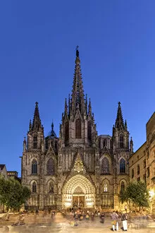 Images Dated 16th January 2018: Night view of the Cathedral of the Holy Cross and Saint Eulalia, Barcelona, Catalonia