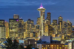 Images Dated 23rd March 2022: Night view over downtown skyline with the iconic Space Needle in the foreground, Seattle