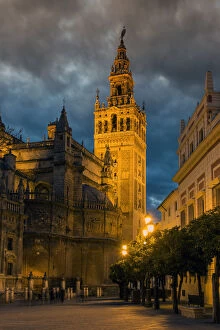 Images Dated 5th April 2016: Night view of the Giralda bell tower, Seville, Andalusia, Spain