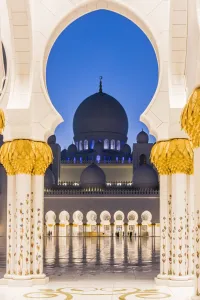 Night view of the inner courtyard of Sheikh Zayed Mosque, Abu Dhabi, United Arab Emirates Night view of the inner courtyard of Sheikh Zayed Mosque, Abu Dhabi, United Arab Emirates
