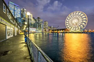 Images Dated 23rd March 2022: Night view of waterfront and ferris wheel, Seattle, Washington, USA