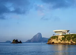 Images Dated 8th February 2019: Niteroi Contemporary Art Museum MAC with Sugarloaf Mountain in the background, Niteroi