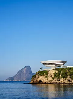 Images Dated 8th February 2019: Niteroi Contemporary Art Museum MAC with Sugarloaf Mountain in the background, Niteroi