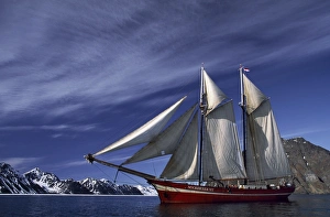 Sailor Prints: Noordelicht schooner under full sail in Krossfjorden