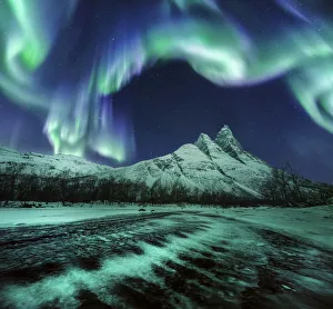 Natural Gallery: Northern lights over Mount Otertinden in the Tromso region, Norway