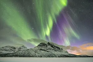 Northern lights in the sky above Skoddebergvatnet lake