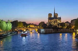 Images Dated 16th December 2015: Notre Dame cathedral and the River Seine, Paris, France, Europe