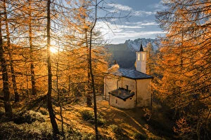Mountainscape Collection: Notre-dame-de-guarison in Cheneil with larches in foliage, Valtournenche, Aosta Valley