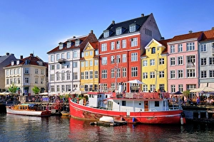 Kobenhavn Prints: Nyhavn, or New Harbour, is a 17th-century waterfront
