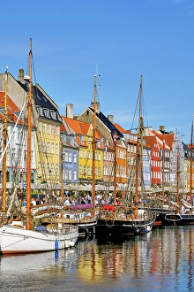 Kobenhavn Prints: Nyhavn, or New Harbour, is a 17th-century waterfront