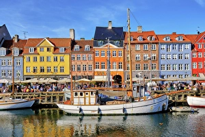 Kobenhavn Prints: Nyhavn, or New Harbour, is a 17th-century waterfront