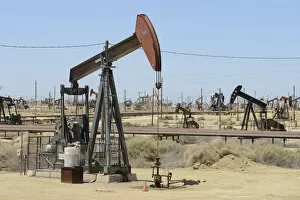 Images Dated 15th July 2013: Oil field near Lost Hills, Central Valley, California, USA