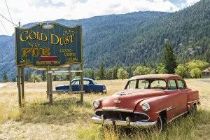 Images Dated 6th January 2016: Old American cars outside pub, British Columbia, Canada