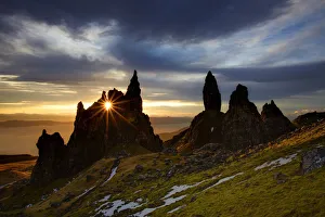 Images Dated 29th November 2016: Old Man of Storr at Sunrise, Isle of Skye, Highland Region, Scotland