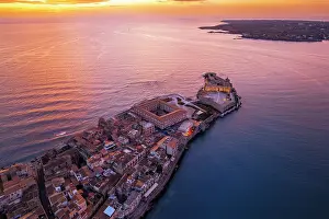 City Centre Prints: Oold city of Ortygia with the Frederician castle at the top of the peninsula and defensive wall