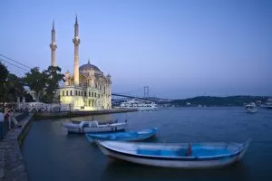 Images Dated 20th August 2006: Ortakoy Camii (Mosque) and the Bosphorus Bridge