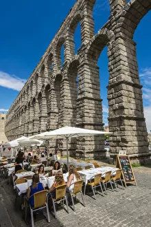 Images Dated 11th September 2014: Outdoor restaurant with Roman aqueduct bridge behind, Segovia, Castile and Leon, Spain