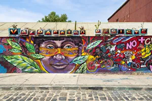 Images Dated 15th March 2022: Painted mural on wall saying Valparaiso resiste, UNESCO, Cerro Alegre, Valparaiso