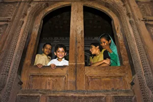 Images Dated 17th April 2008: Pakistan, North West Frontier Province, Peshawar, Children looking out of windows