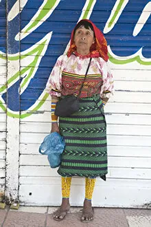 Images Dated 28th March 2008: Panama, Panama City, Casco Viejo (San Felipe), A Kuna Indian woman standing infront
