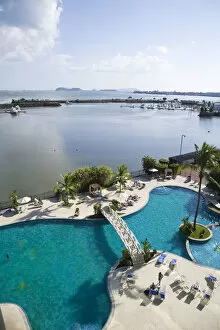 Images Dated 28th March 2008: Panama, Panama City, Hotel Mirimar InterContinentals swimming pool, and marina