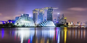 Images Dated 22nd February 2018: Panoramic of Marina Bay Sands and Gardens by the Bay at night, Singapore