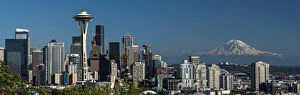 Images Dated 17th August 2016: Panoramic view over downtown and Space Needle with Mount Rainier at distance, Seattle