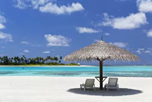 Images Dated 11th May 2016: Parasol and sunloungers at Olhuveli Beach and Spa Resort, South Male Atoll, Kaafu Atoll