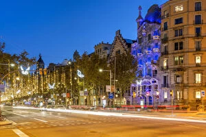 Images Dated 4th February 2021: Passeig de Gracia avenue adorned with Christmas lights and Casa Battlo, Barcelona