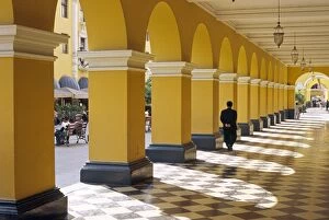 Images Dated 9th February 2009: Pastel shades and colonial architecture on the Plaza de Armas in Lima