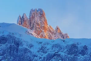 Images Dated 20th April 2023: Peak of the Canadian Rocky Mountains at sunset, Banff National Park, Alberta, Canada