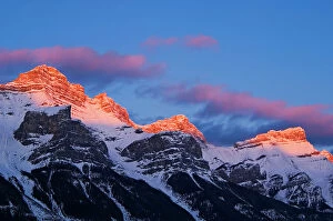 Images Dated 20th April 2023: Peaks of Mt. Rundle at sunrise From Canmore, East of, Banff National Park, Alberta, Canada