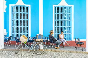 Images Dated 29th May 2020: People sat outside a restaurant in Trinidad, Sancti Spiritus, Cuba