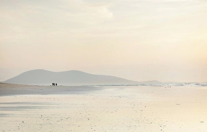 Luskentyre Prints: People wallking on Traigh Rosamol at sunset