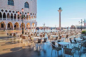 Acqua Alta Gallery: The phenomenon of Acqua Alta on a sunny winter morning in St
