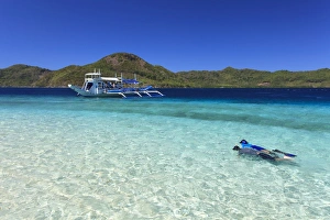 Philippines, Palawan, Calamian Group, Cagdanao Island, Tourists Snorkelling (MR)