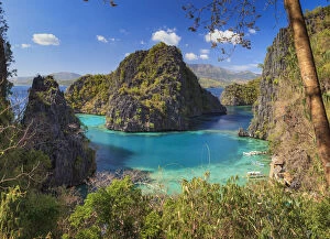 Images Dated 13th January 2014: Philippines, Palawan, Coron Island, Kayangan Lake, elevated view from one of the limestone