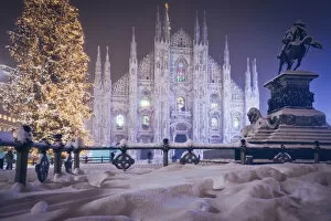 Images Dated 6th October 2021: Piazza Duomo in Milano after a heavy snowfall. Lombardy, Italy