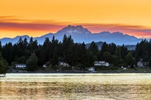 Images Dated 2016 July: Picturesque sunset view over the Olympic Peninsula mountains, Bremerton, Kitsap Peninsula