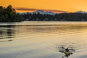 Images Dated 17th August 2016: Picturesque sunset view over the Olympic Peninsula mountains, Bremerton, Kitsap Peninsula