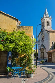 Images Dated 4th August 2015: Picturesque view of a typical village of Provence, France
