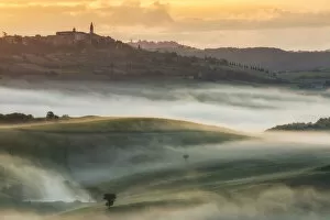 Images Dated 15th December 2020: Pienza on a misty morning in the Val D Orcia, Tuscany Italy