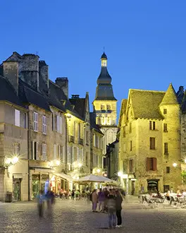 Place de la Liberta and tower of Catha drale Saint-Sacerdos at dusk, Sarlat-la-Cana da