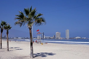 Pacific Coast Gallery: Playa Cavancha, the most central of Iquiques city beaches