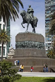 Images Dated 3rd October 2008: Plaza Independencia and monument to Artigas, Montevideo, Uruguay