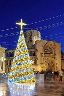 Square Gallery: Plaza de la Virgen with Christmas tree, Valencia, Valencian Community, Spain